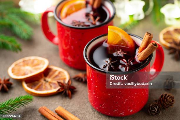 ワインや素朴なテーブル上面にオレンジのスライスとスパイスが香る Gluhwein マルドのクリスマスを 2 杯冬休みに伝統的な飲み物 - グリューワインのストックフォトや画像を多数ご用意