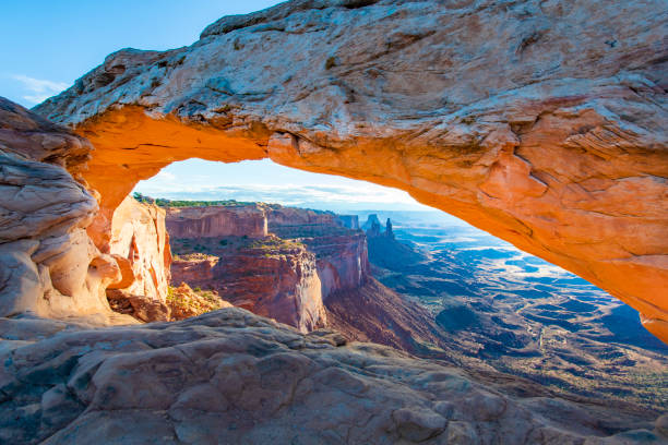 mesa arch sonnenaufgang - canyonlands national park utah mesa arch natural arch stock-fotos und bilder