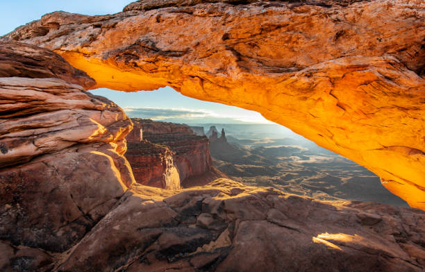 mesa arch sonnenaufgang - canyonlands national park utah mesa arch natural arch stock-fotos und bilder