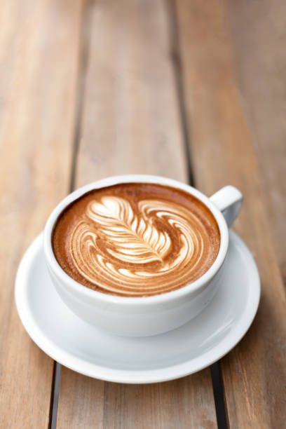ラテアート ・ カプチーノ カップ - barista coffee coffee crop heart shape ストックフォトと画像