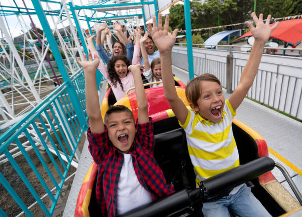 遊園地でジェット コースターで楽しんで非常に幸せな子供 - rollercoaster carnival amusement park ride screaming ストックフォトと画像