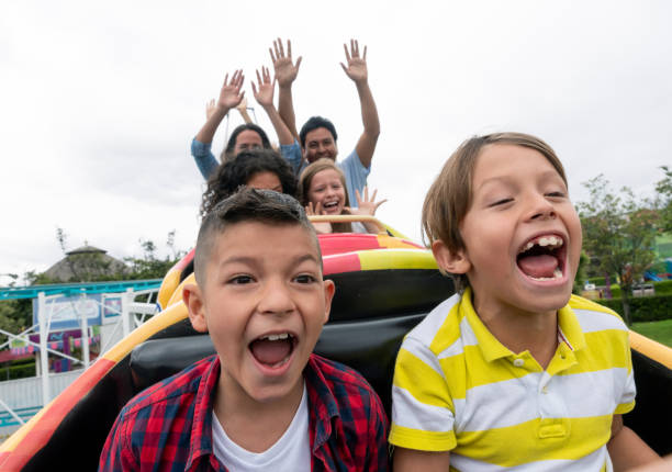 遊園地で楽しんで幸せな子供 - rollercoaster carnival amusement park ride screaming ストックフォトと画像