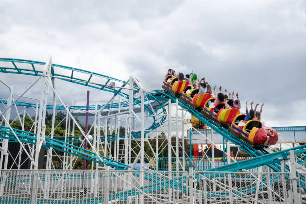 遊園地でジェット コースターに乗っている人々 のグループ - rollercoaster carnival amusement park ride screaming ストックフォトと画像