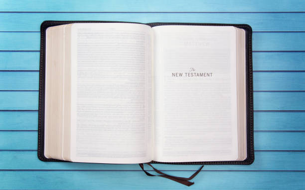 eine bibel an einem hölzernen tisch set, für ein persönliches bibelstudium - neues testament stock-fotos und bilder