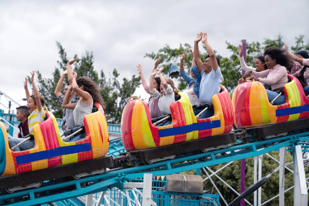 遊園地で楽しい時を過す人々 の幸せなグループ - rollercoaster carnival amusement park ride screaming ストックフォトと画像