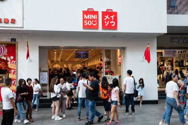 中国武漢の人々 と miniso 旗艦店の外観 - streetview ストックフォトと画像