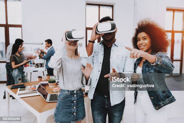 Brainstorming Occhiali Per La Realtà Virtuale Guardare - Fotografie stock e altre immagini di Simulatore di realtà virtuale