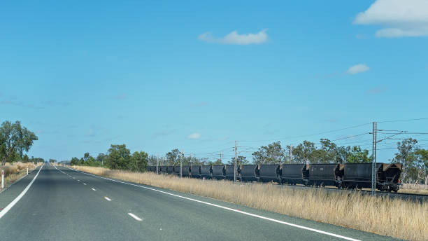 tren transportando carbón desde las minas - train coal mining australia fotografías e imágenes de stock