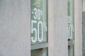 auf-das-schaufenster-glas-geschrieben-ra