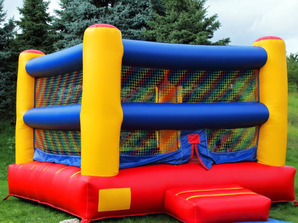 kinderhaus bunte bounce - house bouncing multi colored outdoors stock-fotos und bilder