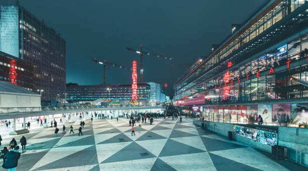 sergels torg square la nuit, stockholm, suède - sergels torg photos et images de collection