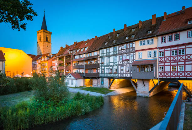 centro storico di erfurt con il famoso ponte kraemerbruecke illuminato al crepuscolo, thueringen, germania - krämerbrücke foto e immagini stock