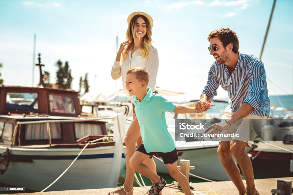 Glückliche Familie im Urlaub vor Boot Spaß - Lizenzfrei Familie Stock-Foto