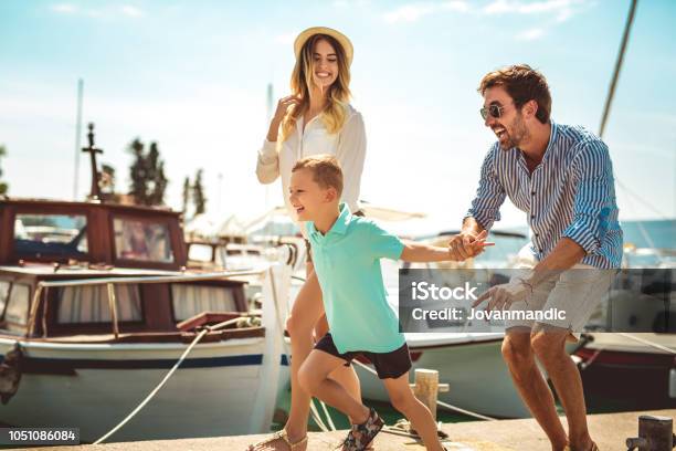 Glückliche Familie Im Urlaub Vor Boot Spaß Stockfoto und mehr Bilder von Familie - Familie, Handelshafen, Hafen