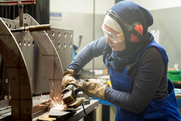 молодая женщина-стажер работает с мясорубки в металлообработке компании - trainee factory machinist manual worker стоковые фото и изображения