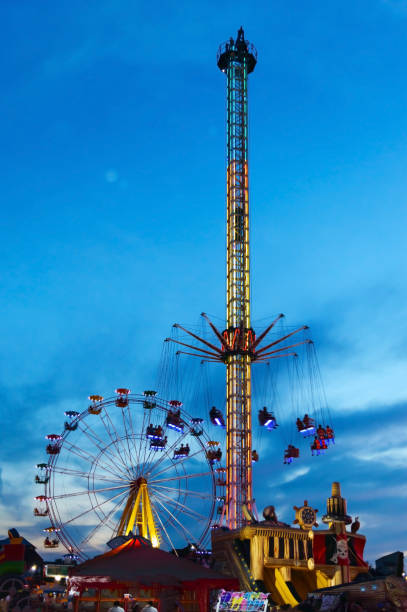 parque de diversões no fundo por do sol. roda-gigante e outras atrações. - large vienna austria blue - fotografias e filmes do acervo