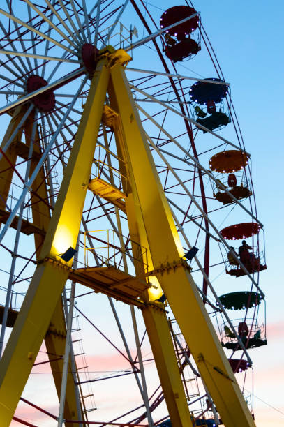parc d’attractions sur le fond du coucher de soleil. grande roue - vienna ferris wheel night prater park photos et images de collection