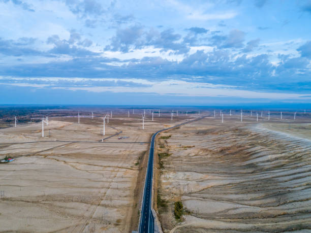 ветровые турбины в красочном пляже живописное место, синьцзян - solar panel wind turbine california technology стоковые фото и изображения