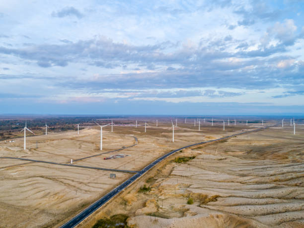 ветровые турбины в красочном пляже живописное место, синьцзян - solar panel wind turbine california technology стоковые фото и изображения