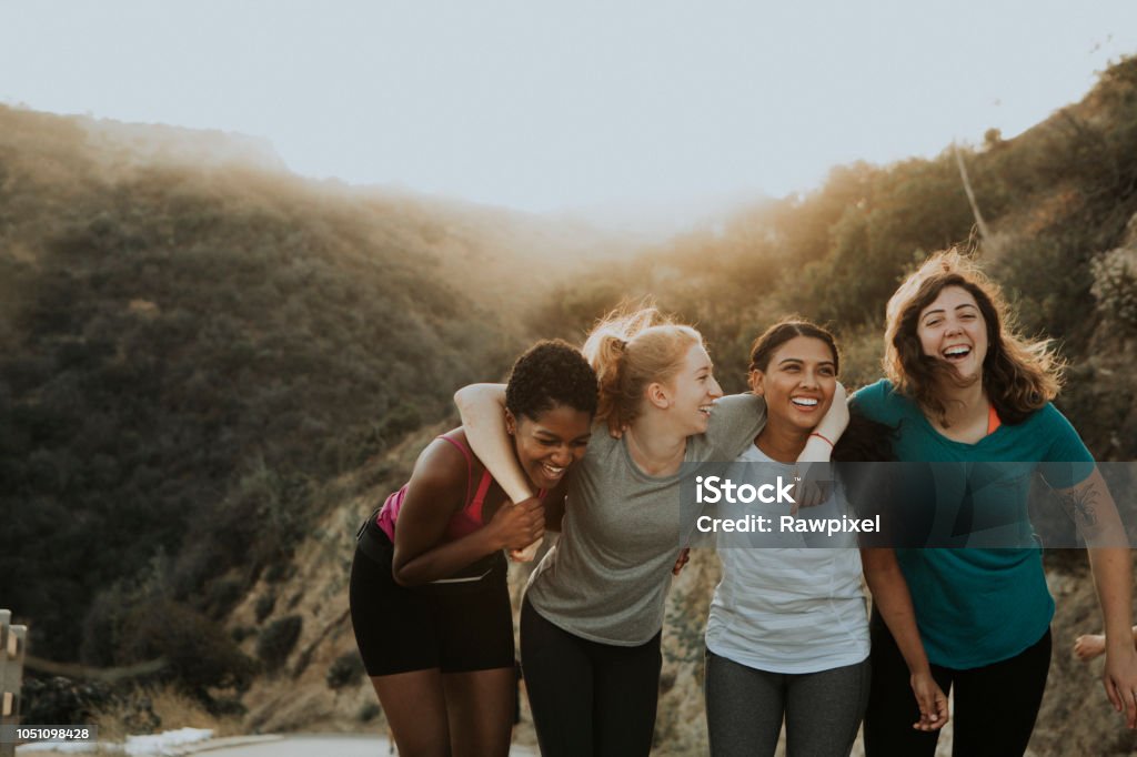 Amigos de senderismo a través de las colinas de Los Angeles - Foto de stock de Mujeres libre de derechos