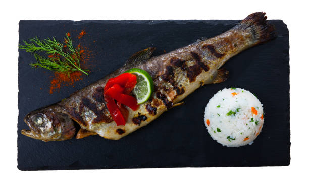 쌀과 송어를 구운, 구이 벨 후추 - trout prepared fish whole grilled 뉴스 사진 이미지