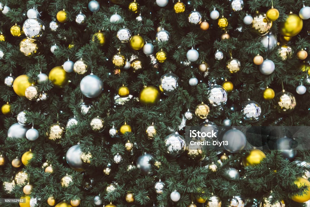 Foto de Bolas De Ouro E Prata Pendurado Sobre O Árvore De Natal Verde  Closeup Decoração Da Árvore De Natal Com Brinquedos Bolhas E Pinheiros e  mais fotos de stock de Amarelo -