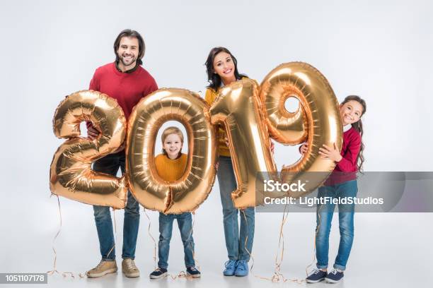 Familia Feliz Celebración De Oro Globos 2019 Signo Para El Año Nuevo Y Mirando A Cámara Aislada En Blanco Foto de stock y más banco de imágenes de 2019