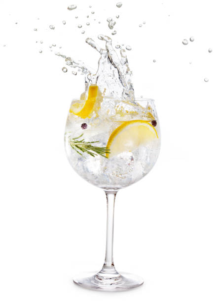 glass of gin tonic splashing - drink ice splashing spray imagens e fotografias de stock