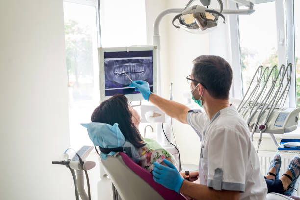 doctor dentist showing patient's teeth on x-ray - dental equipment imagens e fotografias de stock