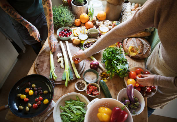 idée de recette préparation légume nourriture photographie - cooking chef domestic kitchen food photos et images de collection