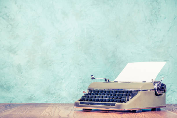retro-klassischen schreibmaschine mit blatt papier auf holztisch vorderwand aquamarin konkreten hintergrund. vintage alte stil gefilterten foto - resume typewriter writing ideas stock-fotos und bilder