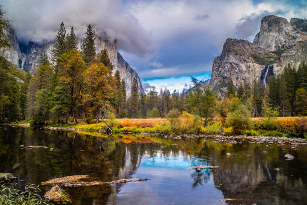 Mirror Lake in Yosemite National Park, California A large refreshing flow of glacial water in this small, seasonal lake at Yosemite National Park mirror lake stock pictures, royalty-free photos & images