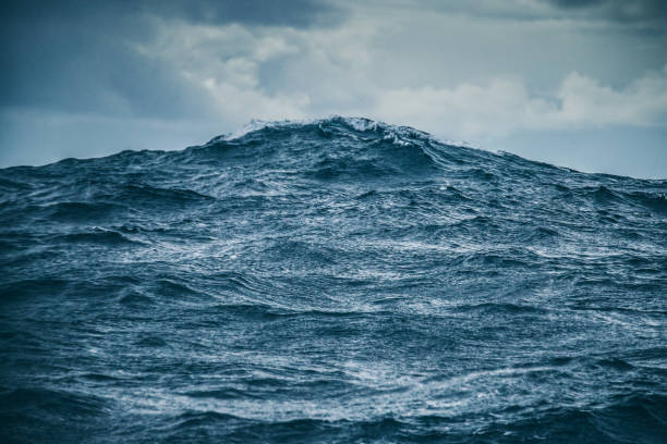 raue meer details: meer-wellen-muster - ship storm passenger ship sea stock-fotos und bilder