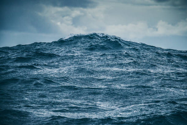 rough ocean details: sea waves pattern - looking at view water sea blue imagens e fotografias de stock