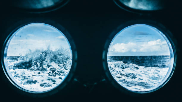 aus dem bullauge fenster eines schiffes im seegang - bullauge stock-fotos und bilder