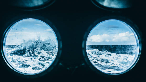 dalla finestra dell'oblò di una nave in mare agitato - porthole foto e immagini stock