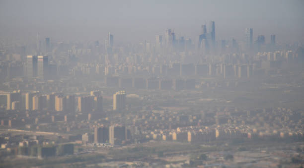 nuvem de poluição sobre beijing - smog china beijing pollution - fotografias e filmes do acervo