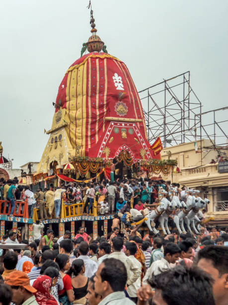 eine große versammlung von gläubigen aus verschiedenen teilen indiens bei puri anlässlich ratha yatra oder rathyatra. rath für lord jagannath von menschen gezogen. - hase temple stock-fotos und bilder