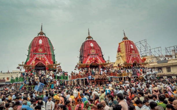 eine große versammlung von gläubigen aus verschiedenen teilen indiens bei puri anlässlich ratha yatra oder rathyatra. rath für lord jagannath von menschen gezogen. - hase temple stock-fotos und bilder