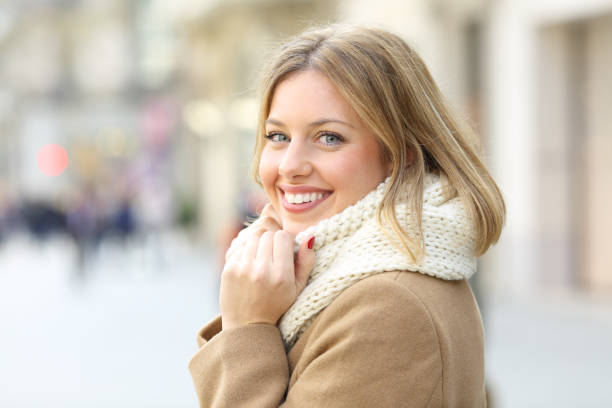 mujer feliz posando mirando a cámara en invierno en la calle - fotos de frialdad fotografías e imágenes de stock