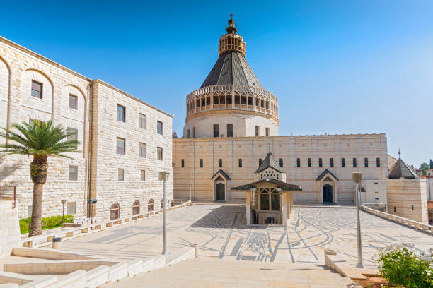 außenseite der kirche der mariä verkündigung oder die basilika der verkündigung in der stadt nazareth in galiläa nordisrael. - religiöse darstellung stock-fotos und bilder