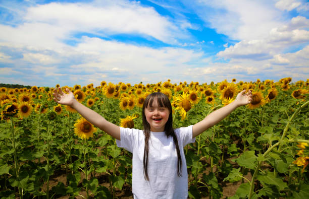 menina no campo de girassóis - child little girls single flower flower - fotografias e filmes do acervo