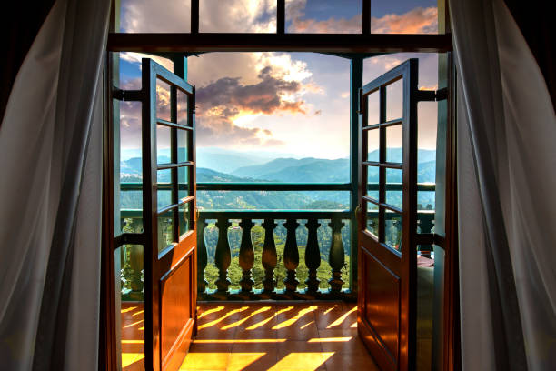 ホテルの部屋から見た美しい黄金の時間とヒマラヤの範囲 - wood window ストックフォトと画像