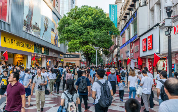 китай золотая неделя - китайские туристы в цзяньхане торговых пешеходной улице в ух�ане - streetview стоковые фото и изображения