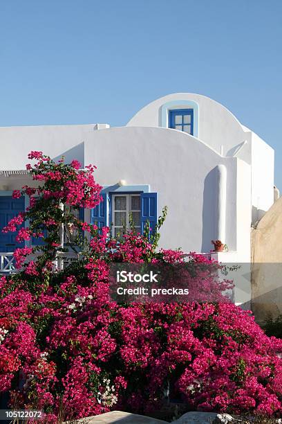 Foto de Casa Santorini Grécia e mais fotos de stock de Arquitetura - Arquitetura, Branco, Buganvília