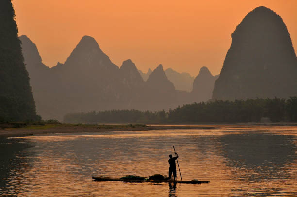 pescador de cormoranes en la provincia de lijang li río xingping guilin china. - xingping fotografías e imágenes de stock