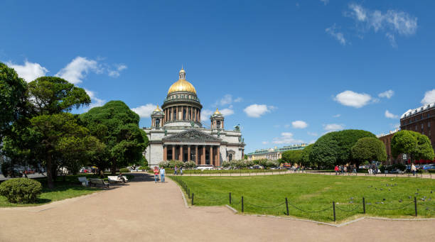 panorama overlooking the square and st. isaacs cathedral on a warm sunny spring day - st isaacs cathedral imagens e fotografias de stock