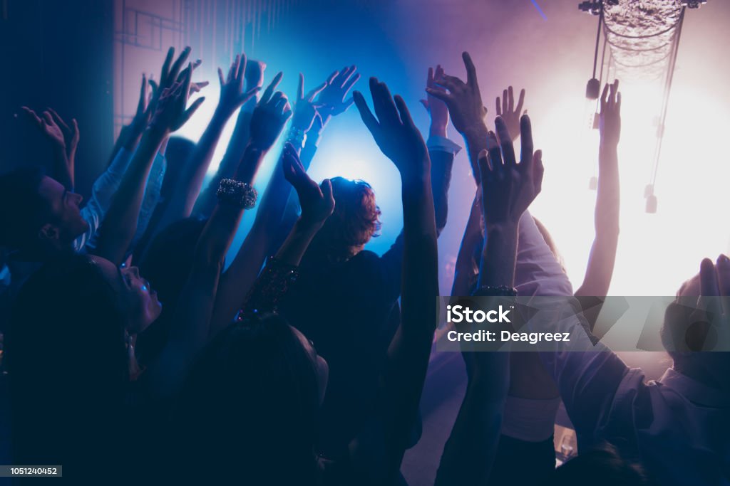 Concepto Que Anima En Vivo Brillo Mostrar Rendimiento Sombra De Multitud De Personas En Un Concierto Bailando En Club Fiesta Con Luces De Neón Levantó Las Manos Hasta El Fondo Foto de Concepto Que Anima En Vivo Brillo Mostrar Rendimiento Sombra De Multitud De Personas En Un Concierto Bailando En Club Fiesta Con Luces De Neón Levantó Las Manos Hasta El Fondo Foto de
