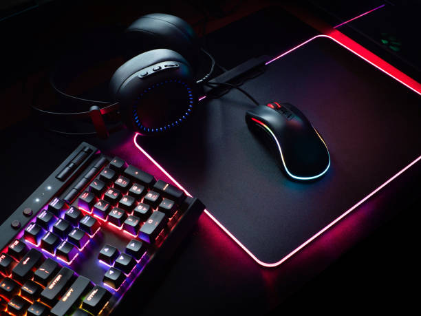 gamer werkruimte concept, top bekijk een gaming gear, muis en toetsenbord met rgb-kleur, joystick, headset, webcam, vr headset op zwarte tabelachtergrond. - mouse computer stockfoto's en -beelden