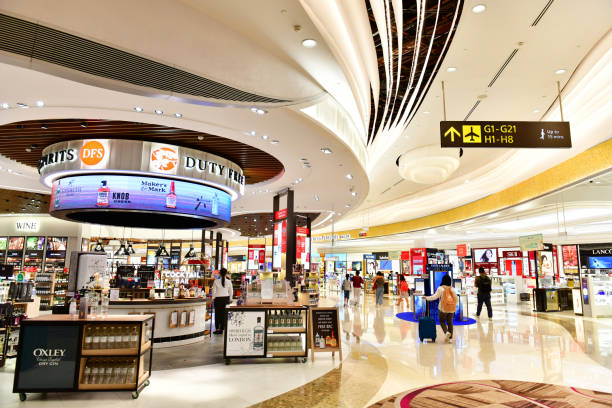 duty free nel terminal 4 dell'aeroporto di changi, singapore - heathrow airport immagine foto e immagini stock